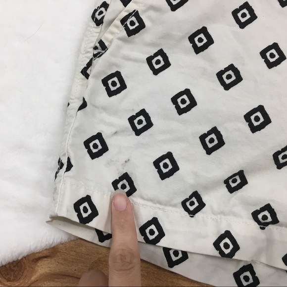 Old Navy Black & White Ikat Shorts women's size 12 - Picture 2 of 6